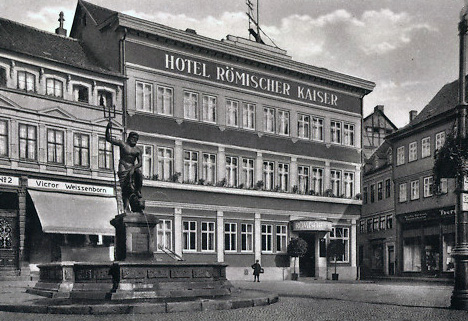 Datei:Hotel Römischer Kaiser in Nordhausen mit Neptunbrunnen.jpg