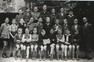 Klassenfoto der 8a der Theodor-Neubauer-Schule – ehemals Heinrich- Mittelschule – in Nordhausen, Blick zum Dom, Frühjahr 1949.jpg