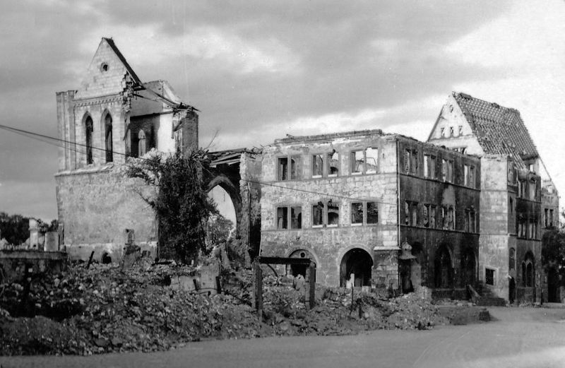 Datei:Marktkirche Rathaus Nordhausen 1945.jpg