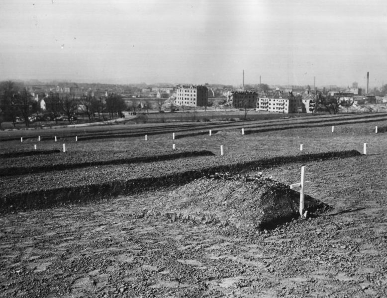 Datei:Ehrenfriedhof Nordhausen 1945.jpg