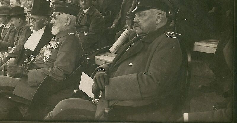 Datei:Paul von Hindenburg im Nordhäuser Stadion 1924.jpg