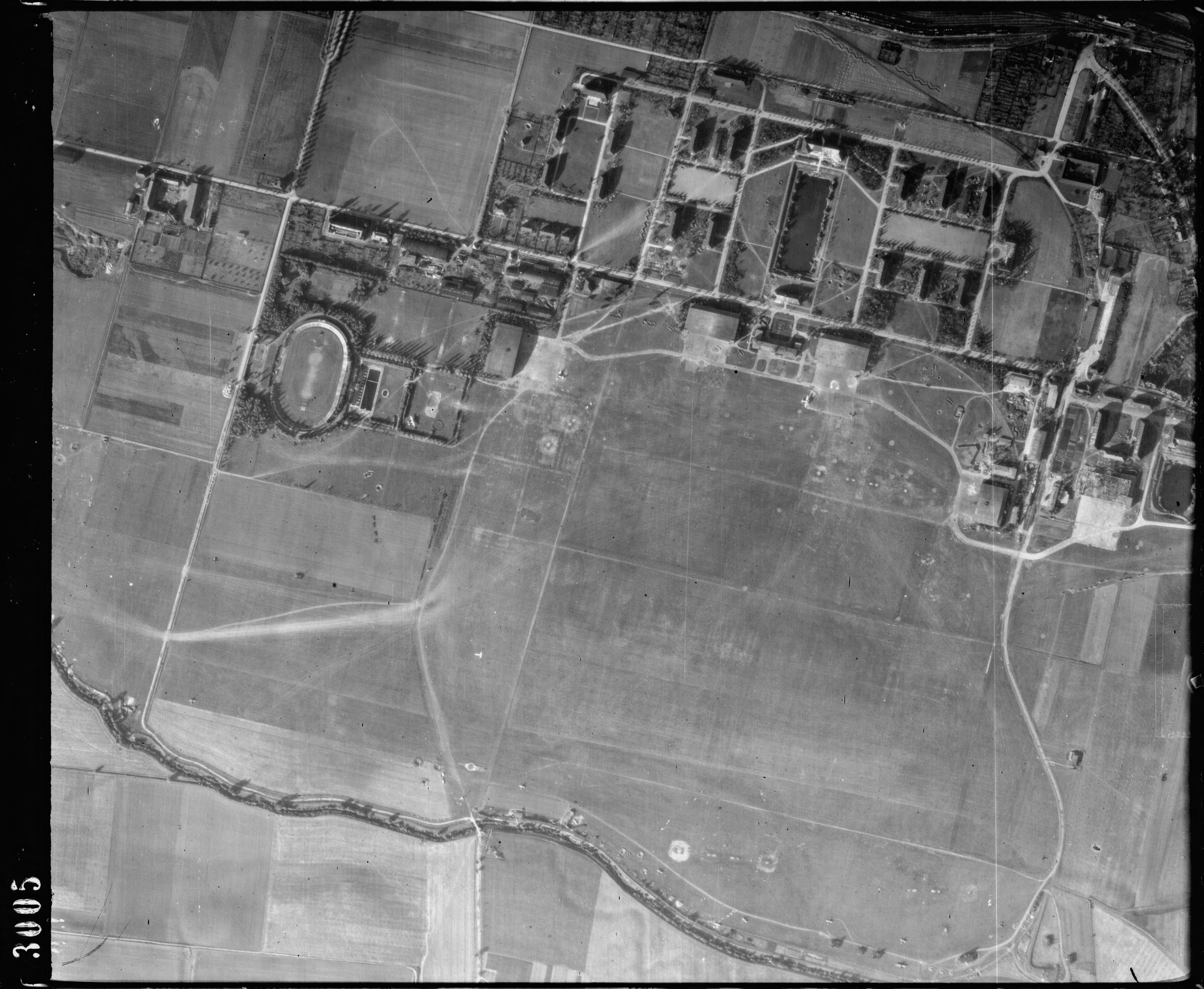 Detailaufnahme vom Nordhäuser Stadion um dem Fliegerhorst (Oktober 1944)
