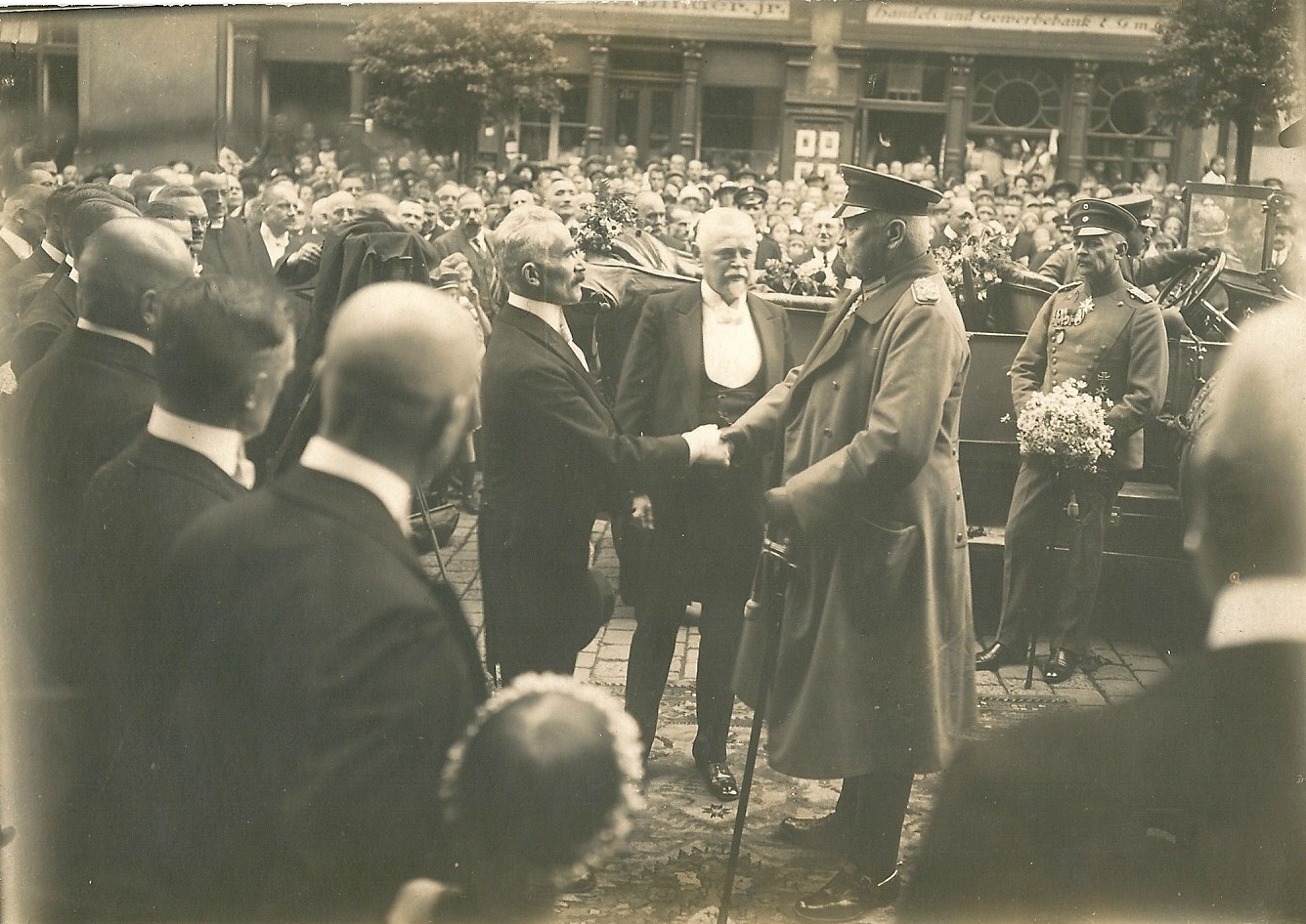 Generalfeldmarschall a. D. Paul von Hindenburg beim Empfang in Nordhausen, links von ihm der Oberbürgermeister Carl Contag (9. August 1924