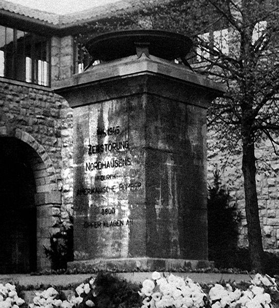 Datei:Lutherdenkmal Sockel Nordhausen.jpg