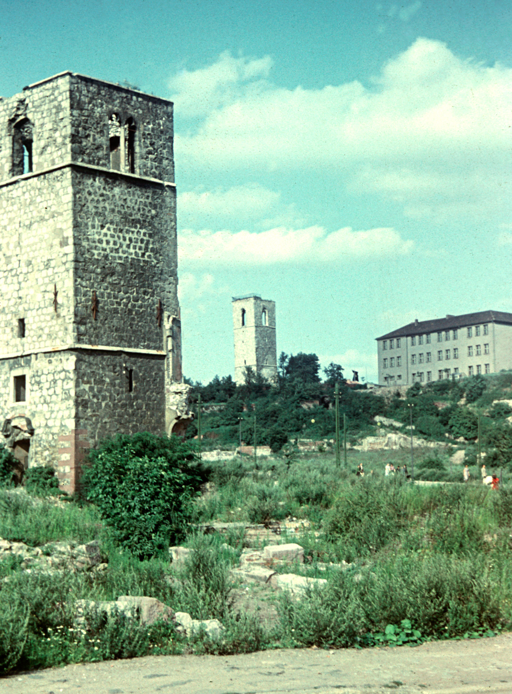 Der Petriturm in der Bildmitte. Links der 1959 gesprengte Turm der Jakobi-Kirche