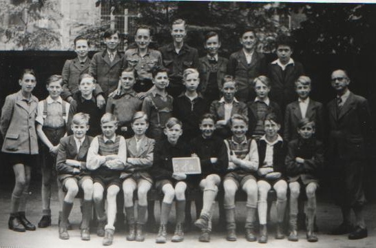 Datei:Klassenfoto der 8a der Theodor-Neubauer-Schule – ehemals Heinrich- Mittelschule – in Nordhausen, Blick zum Dom, Frühjahr 1949.jpg