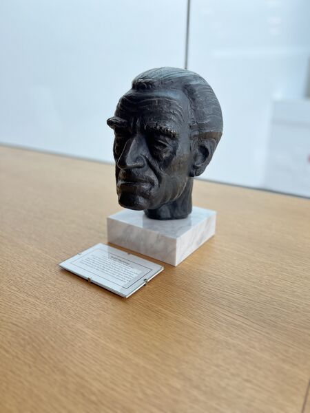 Datei:Büste Rudolf Hagelstange.jpeg