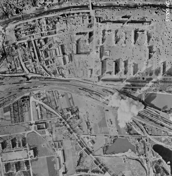 Datei:Luftangriffe auf Nordhausen - Boelcke-Kaserne Luftbild.jpg
