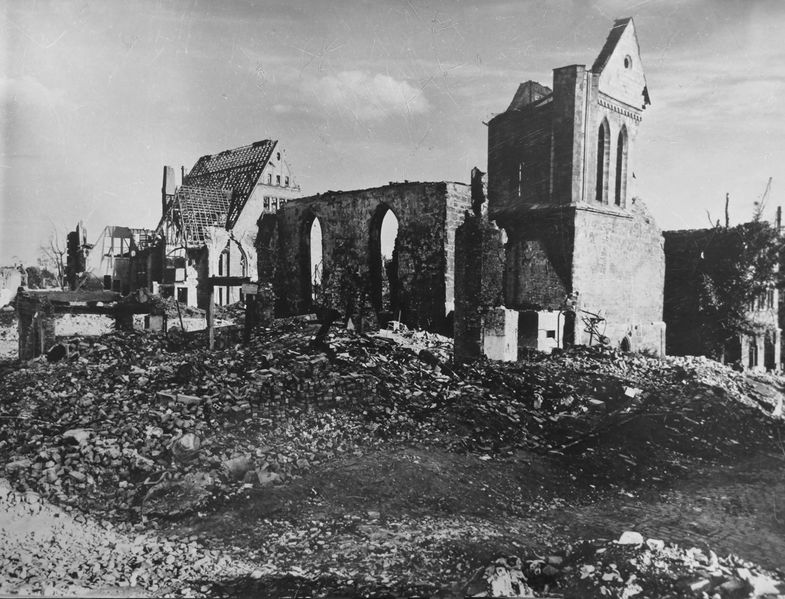 Datei:Nicolaikirche Nordhausen 1945.JPG