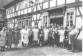 Der Dicke Peter, ganz rechts mit Rolandgruppe im Jahre 1981 auf dem Hof des Altersheimes im ehem. Siechhof; Foto: B. Nibom (1920-1999); Fotosammlung im Stadtarchiv