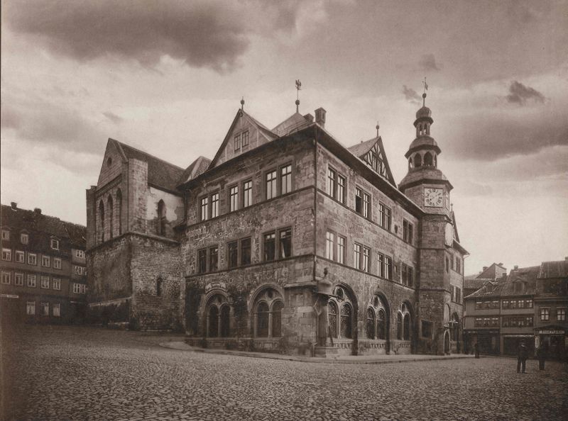 Datei:Altes Rathaus Nordhausen und Marktkirche.jpg