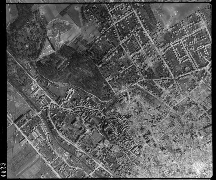 Datei:Luftbild Nordhausen - Zentrum, Norden - April 1945 - 1945138 4023 pan.jpg