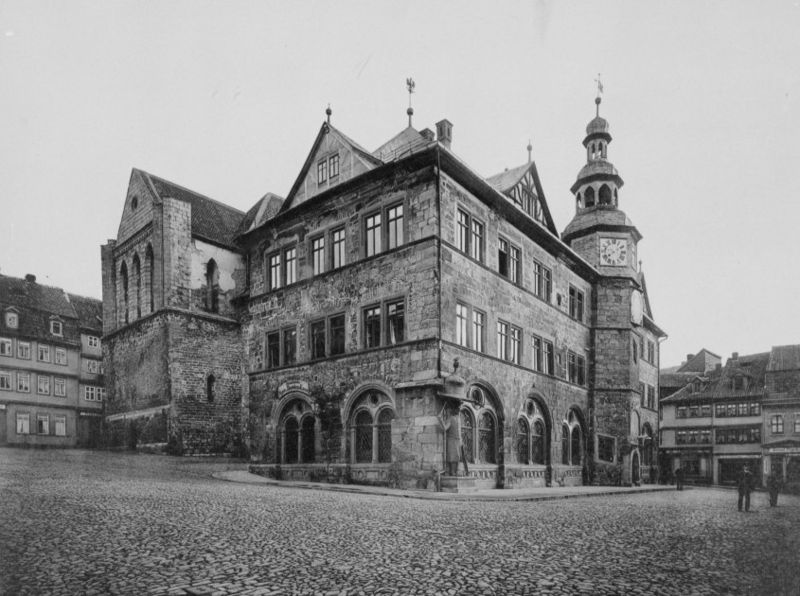 Datei:Rathaus und Marktkiche von Nordhausen.jpg