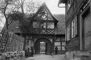 Eingang zum Spendekirchhof Nordhausen 1929 Schiewek.jpg