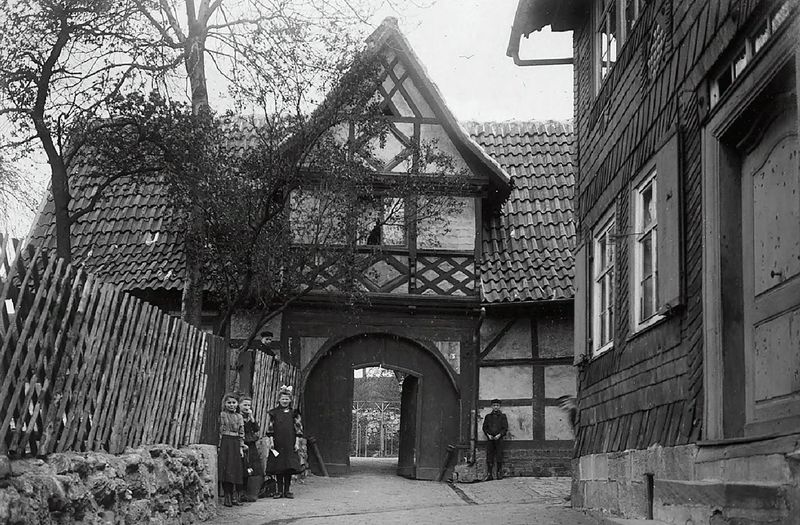 Datei:Eingang zum Spendekirchhof Nordhausen 1929 Schiewek.jpg