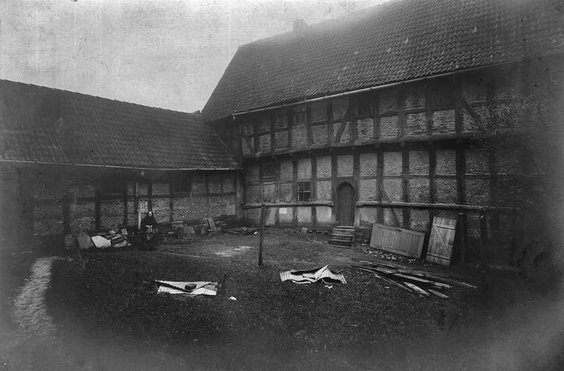 Datei:Hof des Frauenbergsklosters Nordhausen.jpg